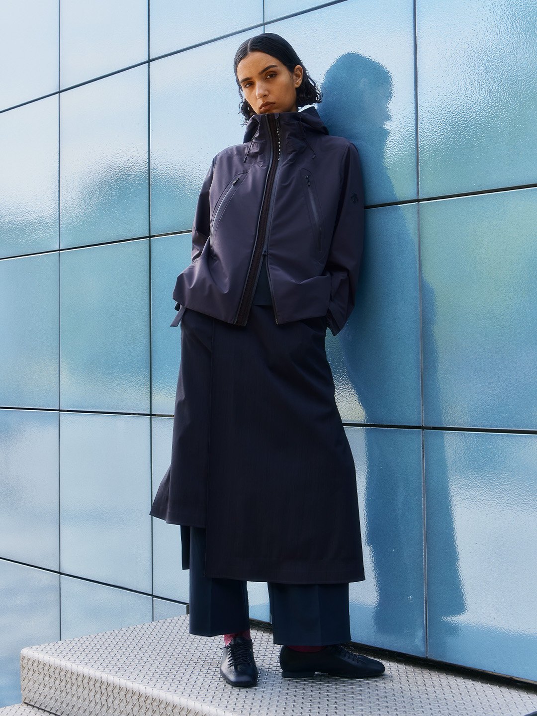 HARD SHELL LONG COAT CREAS-Lを着用した女性