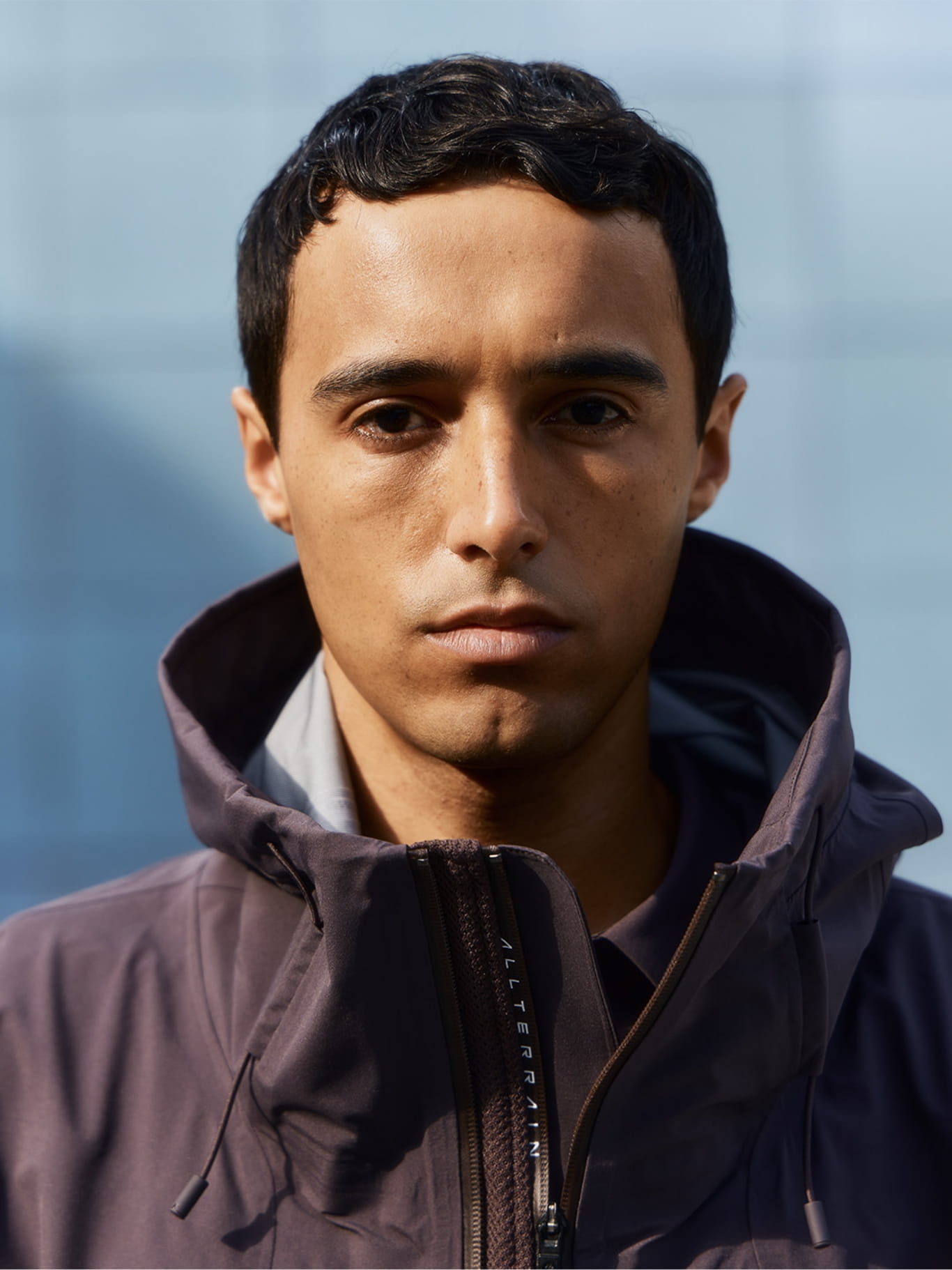 HARD SHELL JACKET CREAS COATを着用した男性
