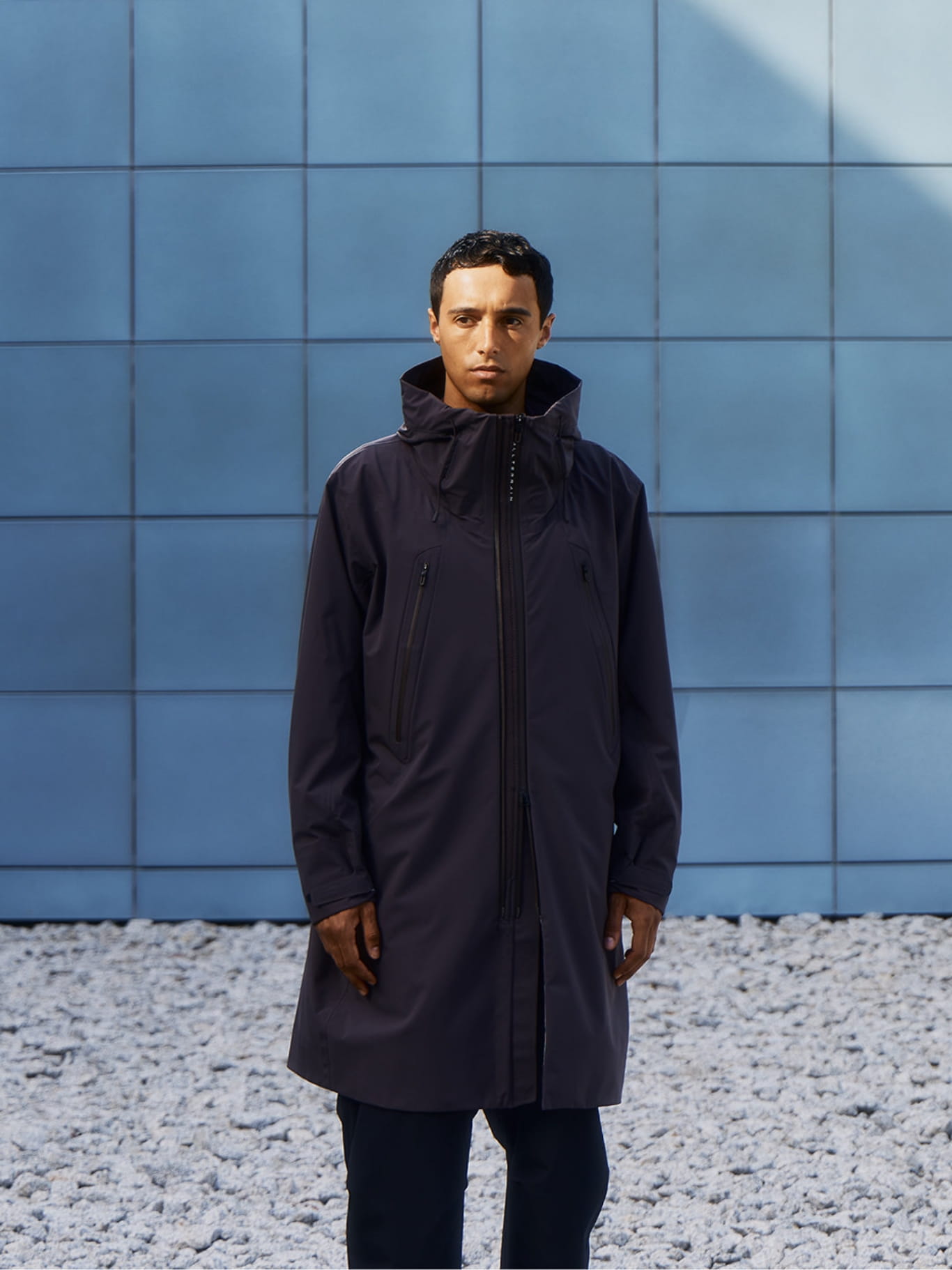 HARD SHELL JACKET CREAS COATを着用した男性の全身スタイル