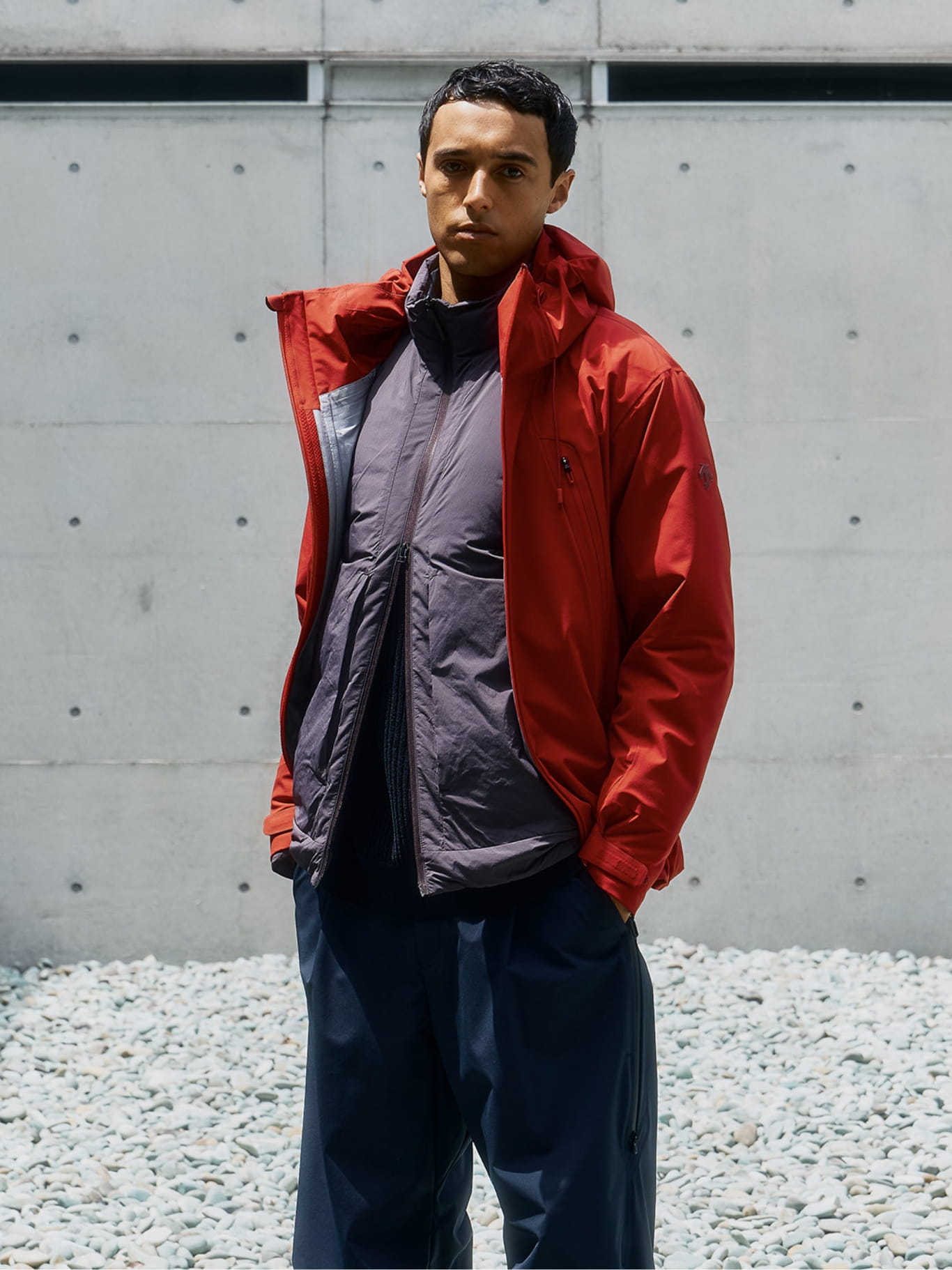 HARD SHELL JACKET CREASを着用した男性