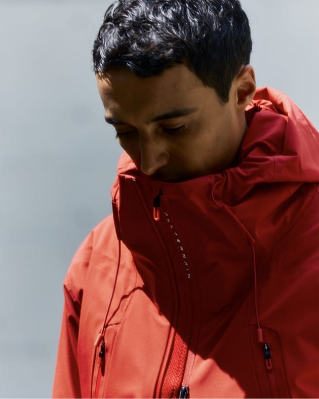 HARD SHELL JACKET CREASを着用した男性