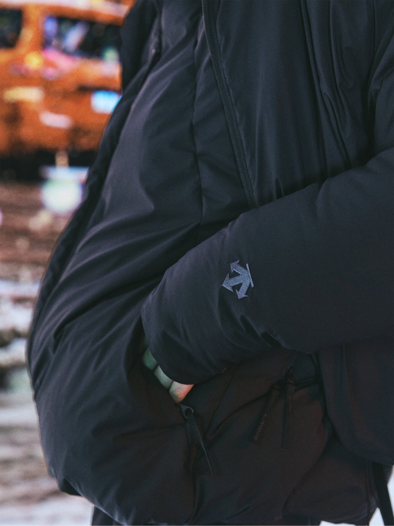 DESCENTE × N.HOOLYWOOD COMPILE INSULATED JACKETの袖ロゴとポケットのディテール