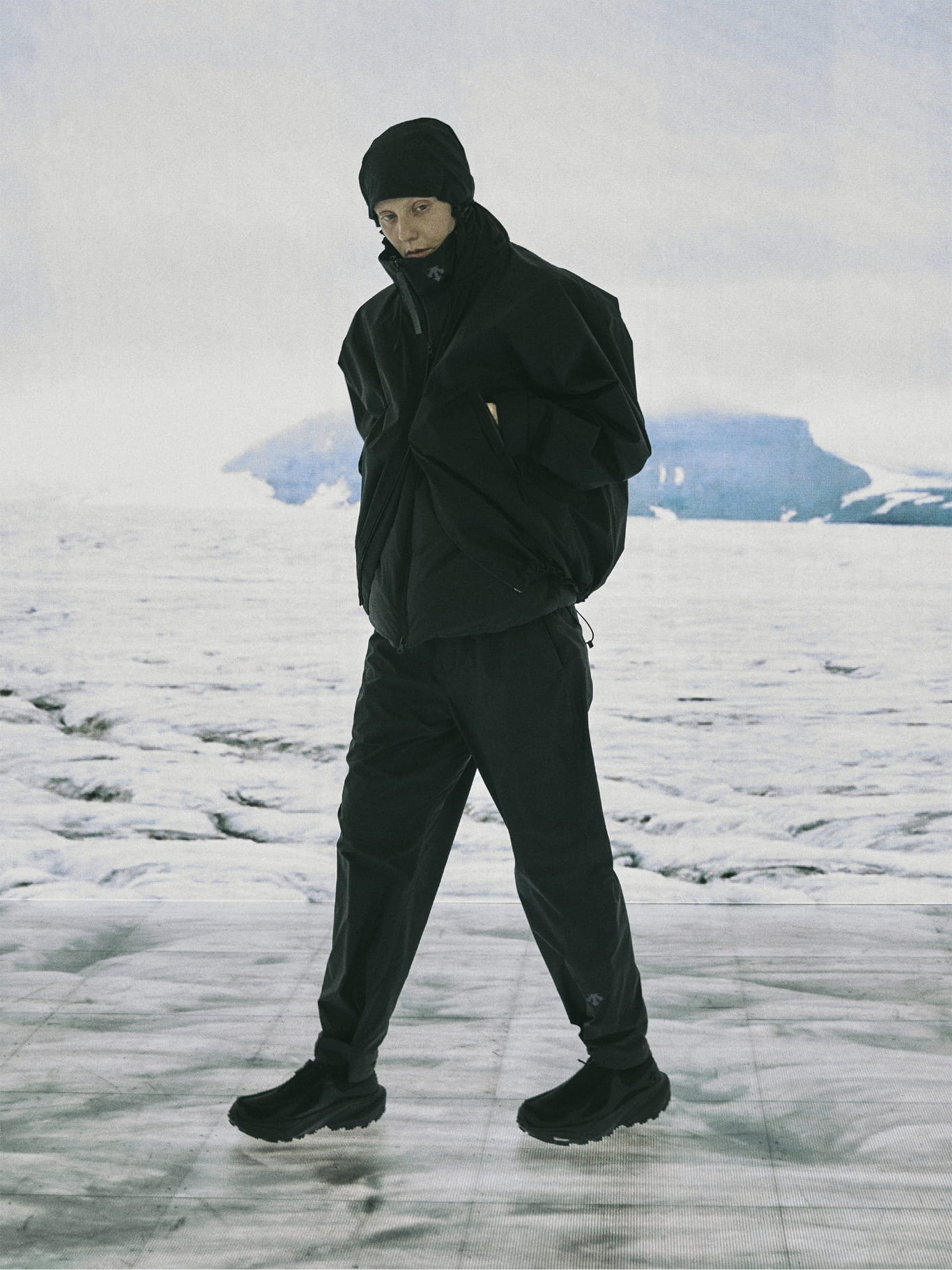DESCENTE × N.HOOLYWOOD COMPILE SHELL JACKETを着用した全身スタイリング